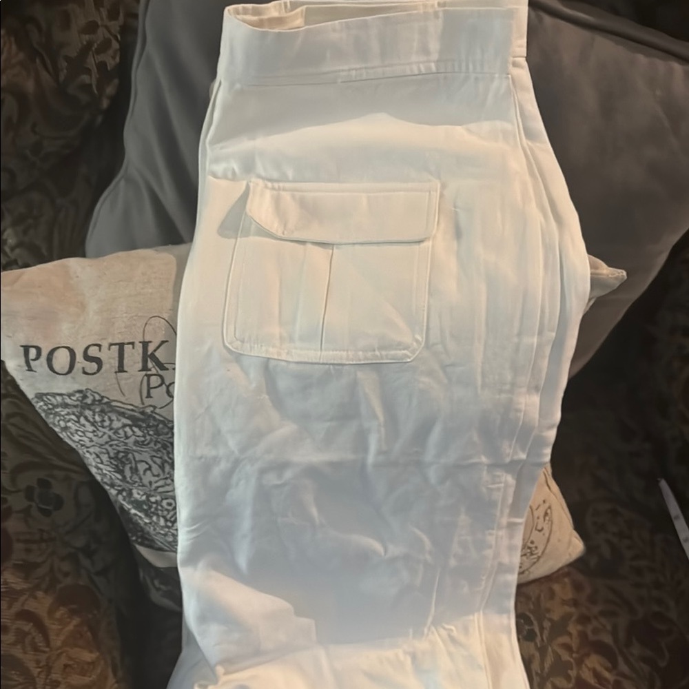 V ery j White  skirt w pockets in front with nice buttons sz L & top tan NWOT